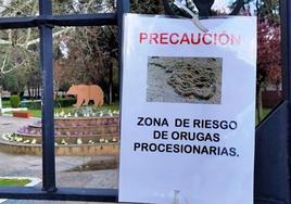 Cartel anunciando la presencia de las orugas