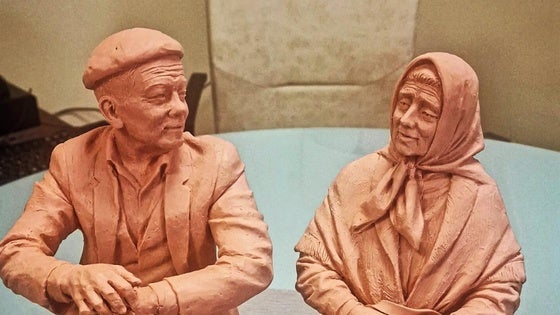 La escultura en honor a los mayores es presentada en una recreación a escala