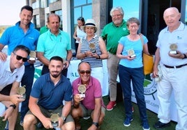 Los ganadores con sus trofeos