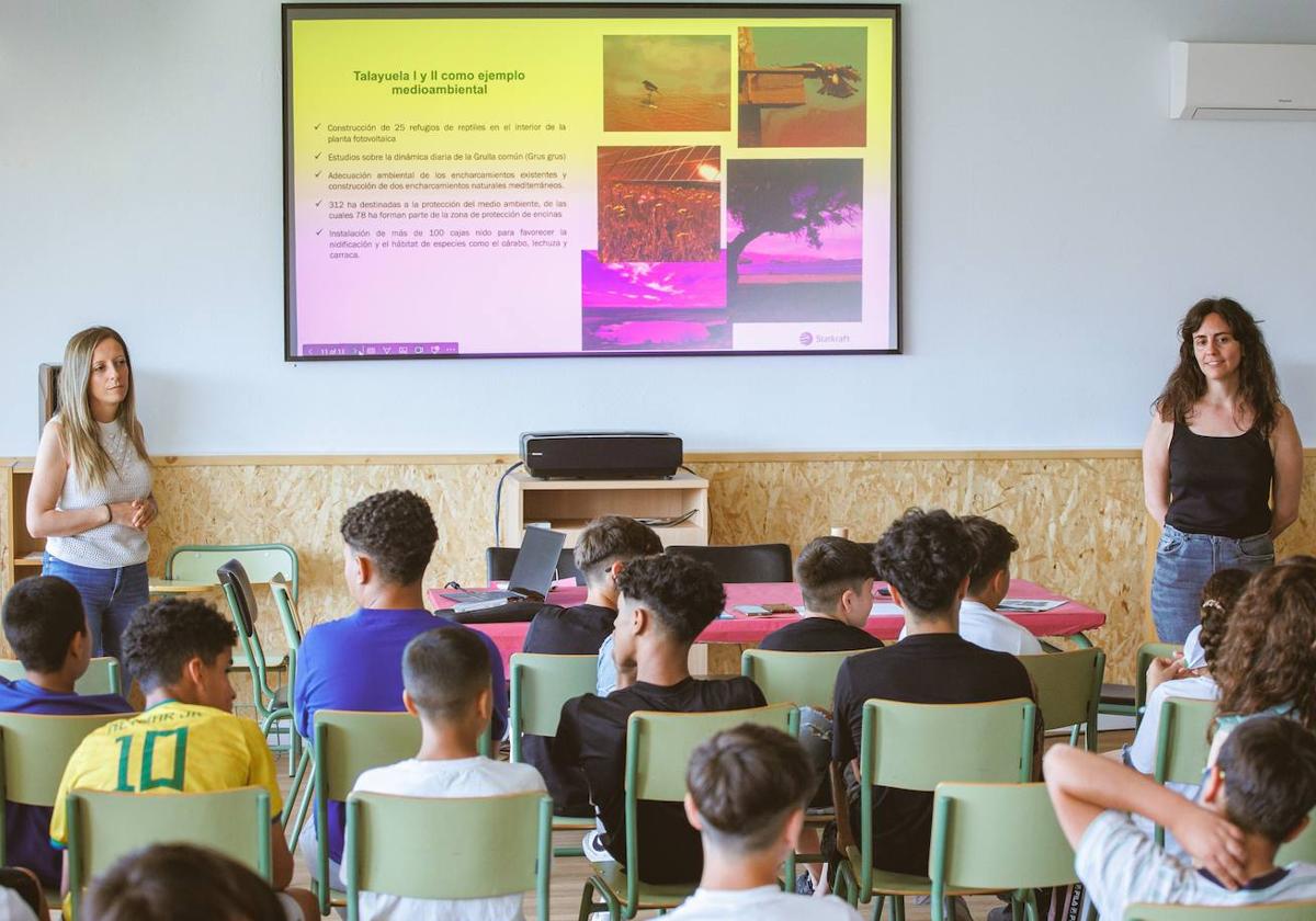 De izquierda a derecha se puede ver a Martina Paniagua y a Cristina Sendra, del departamento de Sostenibilidad de Statkraft, durante una de las sesiones.