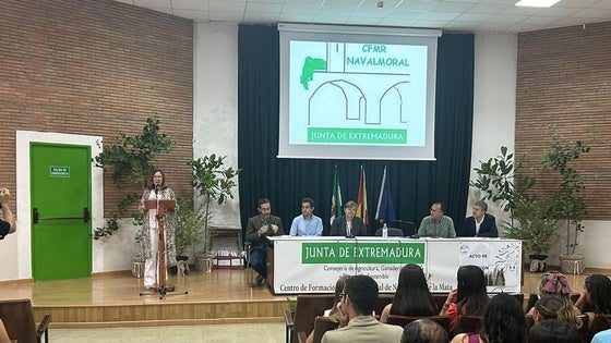 La consejera anima a los jóvenes a estudiar en los centros de formación del medio rural para contribuir al relevo generacional