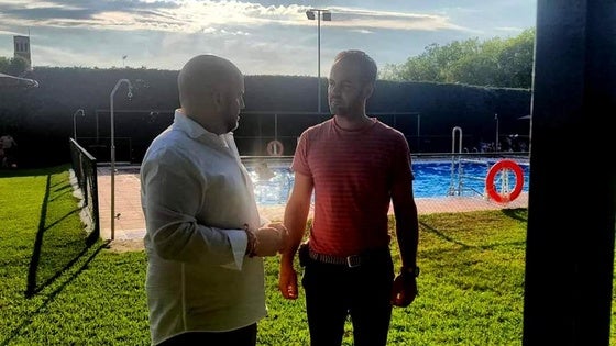 El alcalde visita las piscinas para comprobar su estado