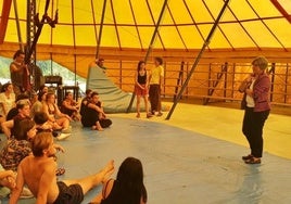 Actividad circense en la carpa de El Quinto Pino