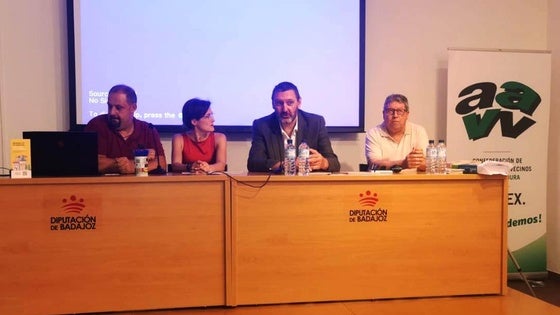 La Confederación de Asociaciones de Vecinos de Extremadura presenta su Guía de Rehabilitación