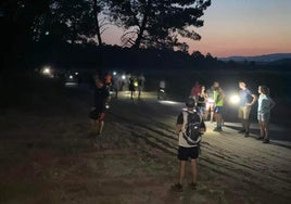 Senderistas en el pinar de Talayuela