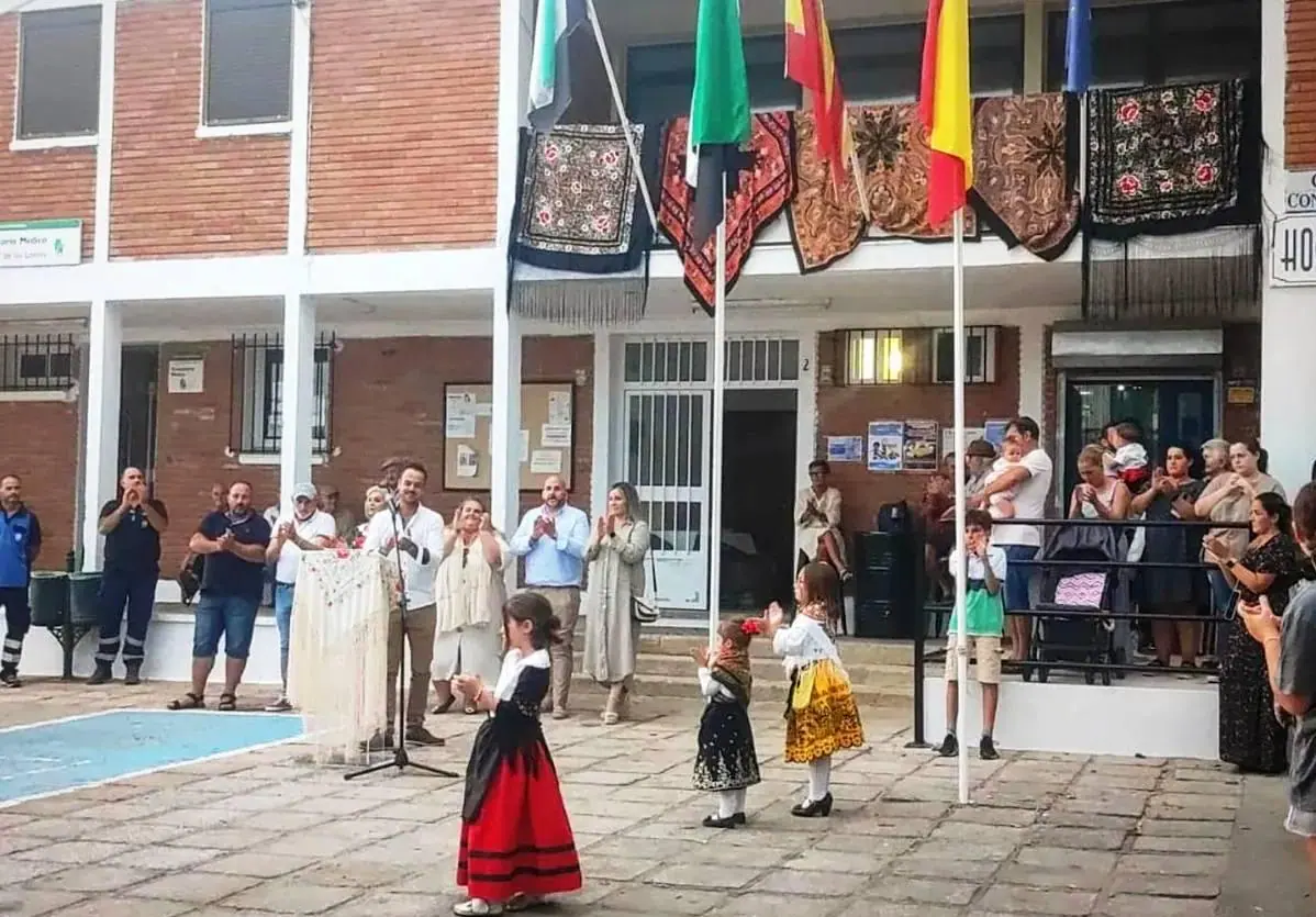 Izado de bandera en un anterior Día de Extremadura