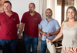 Miguel Ángel Morales con los representantes vecinales en Cáceres