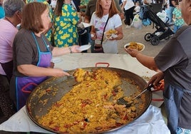 Ambiente festivo en la caseta municipal de Barquilla