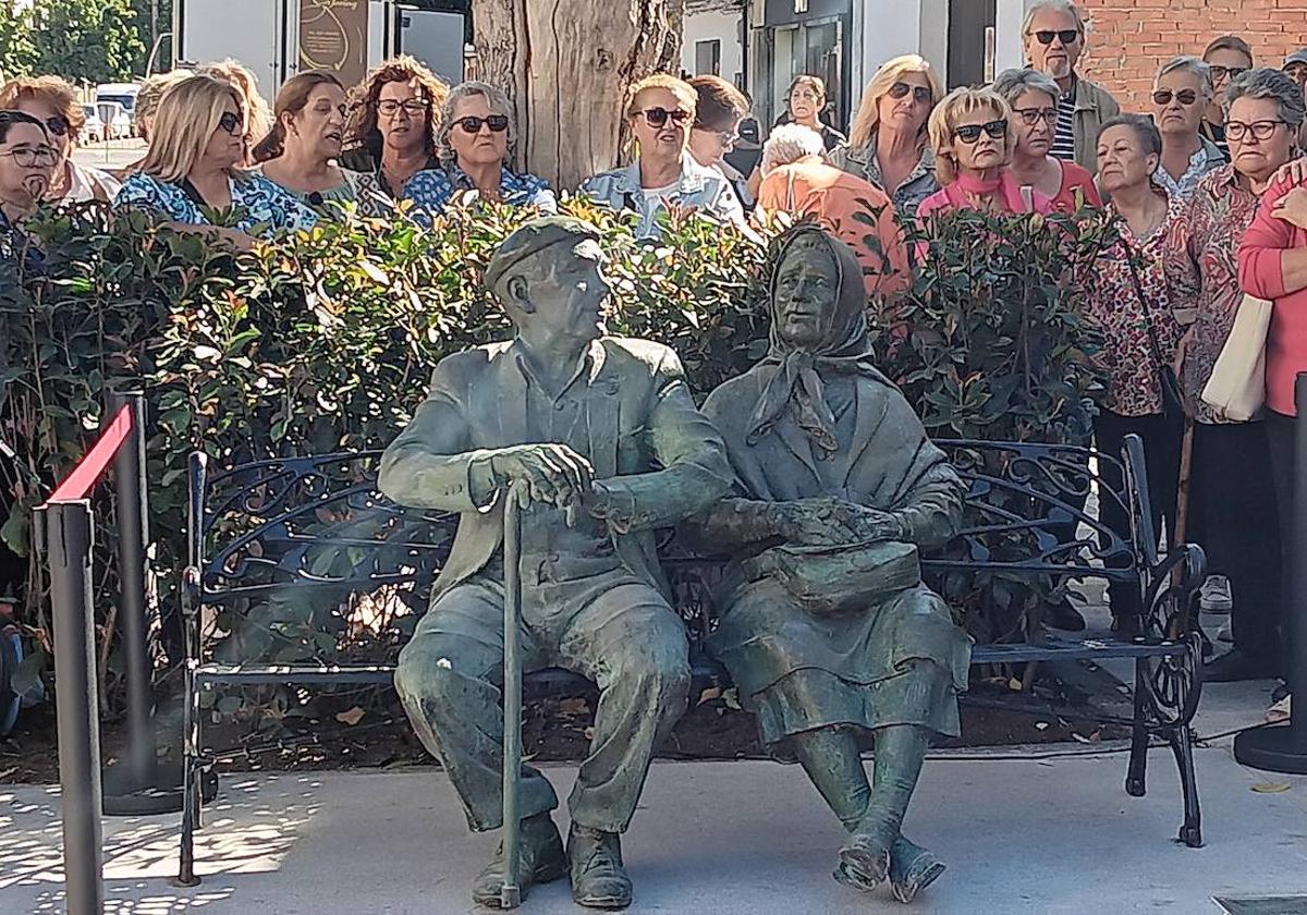 Los orgullosos abuelos talayuelanos inmortalizados en bronce por 'Jere'