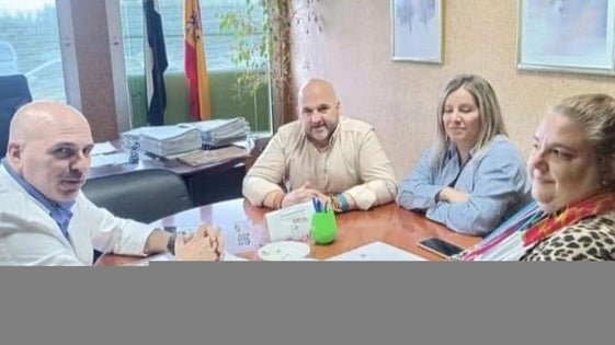 El equipo de Gobierno se reúne con el gerente del Área de Salud, Javier Amarilla