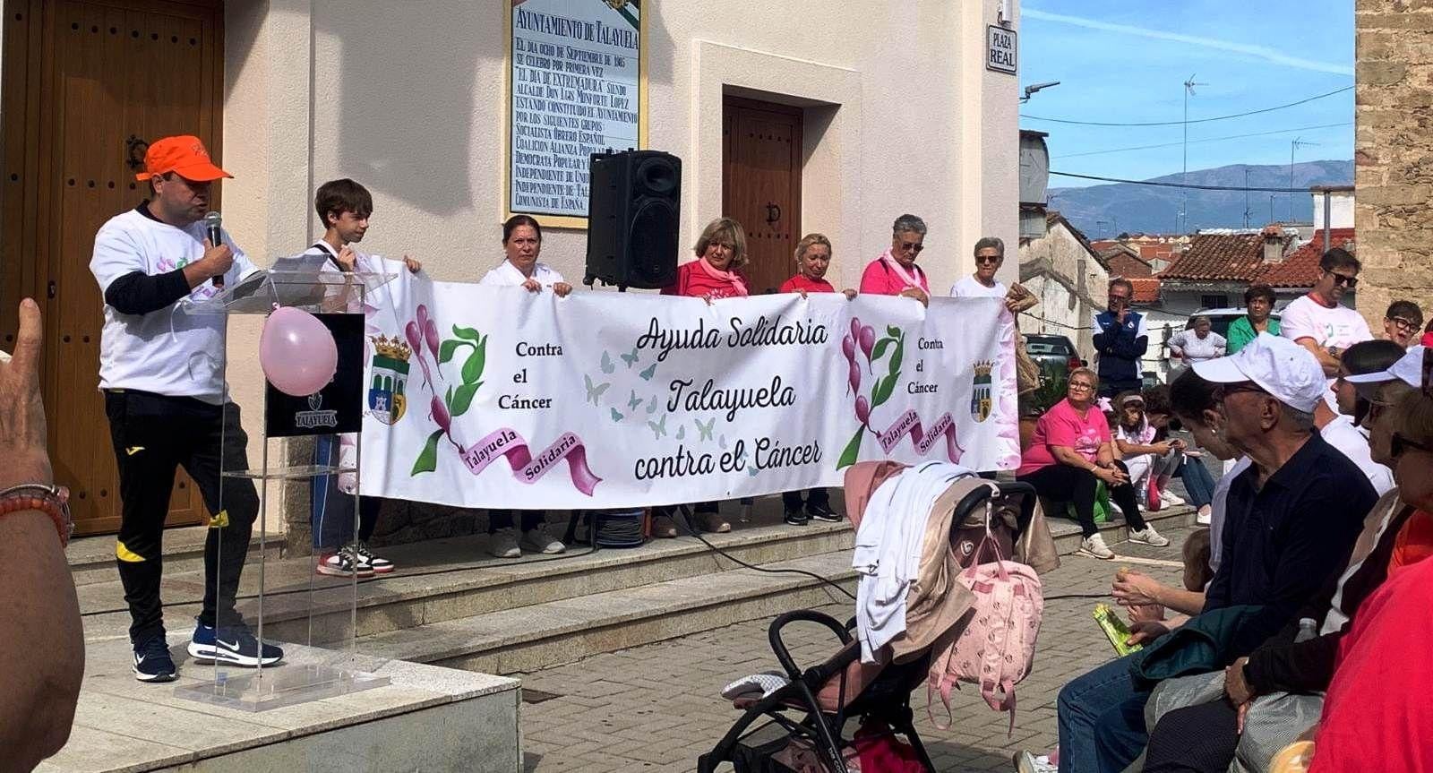 Talayuela se 'tiñe' de rosa