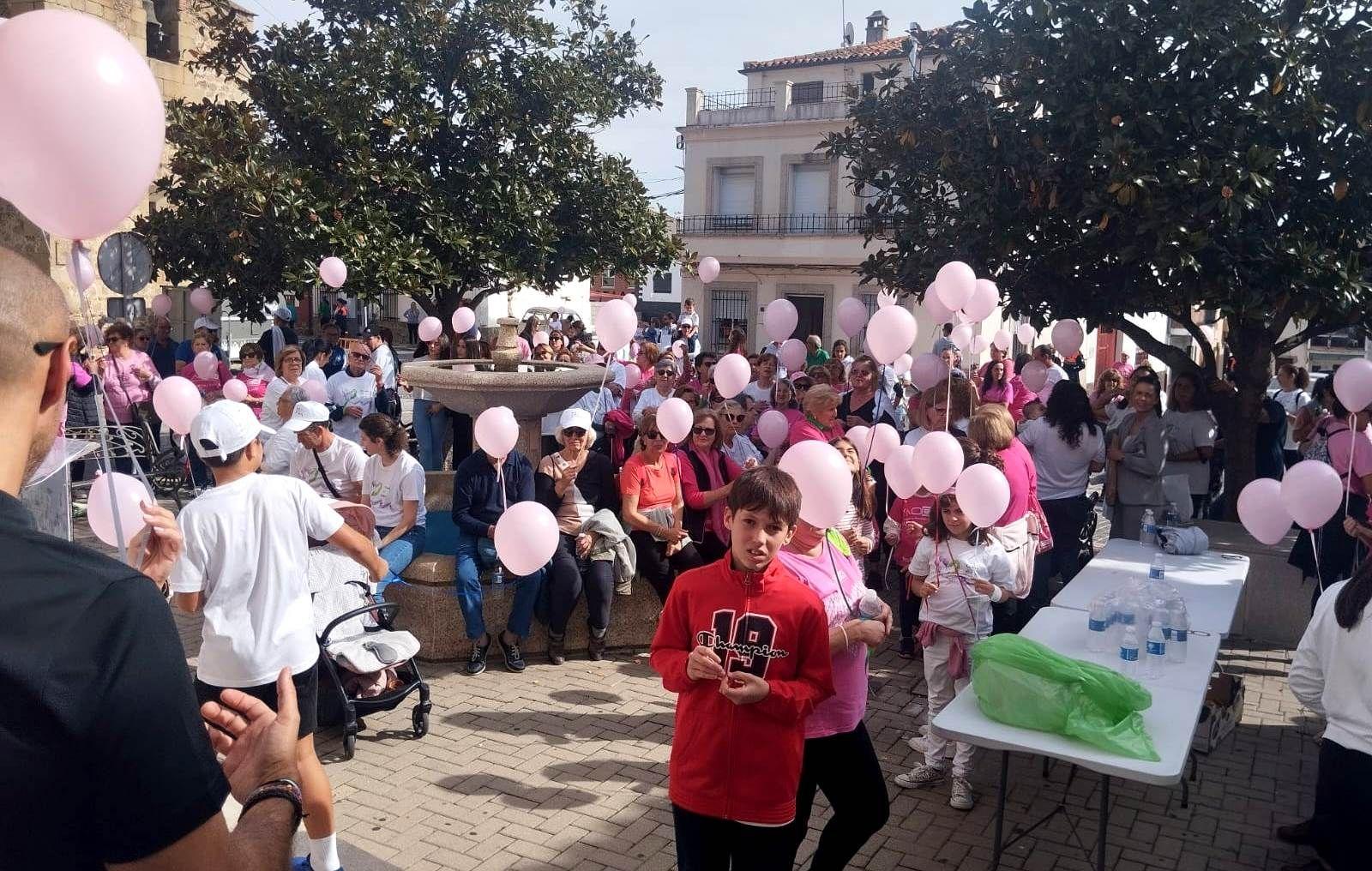 Talayuela se 'tiñe' de rosa