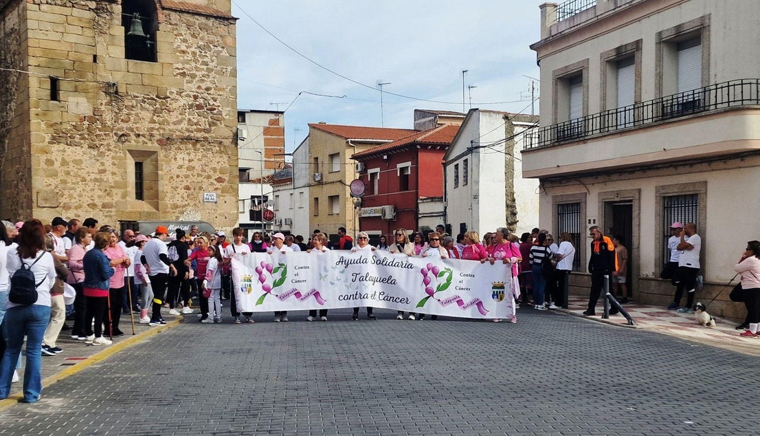 Talayuela se 'tiñe' de rosa
