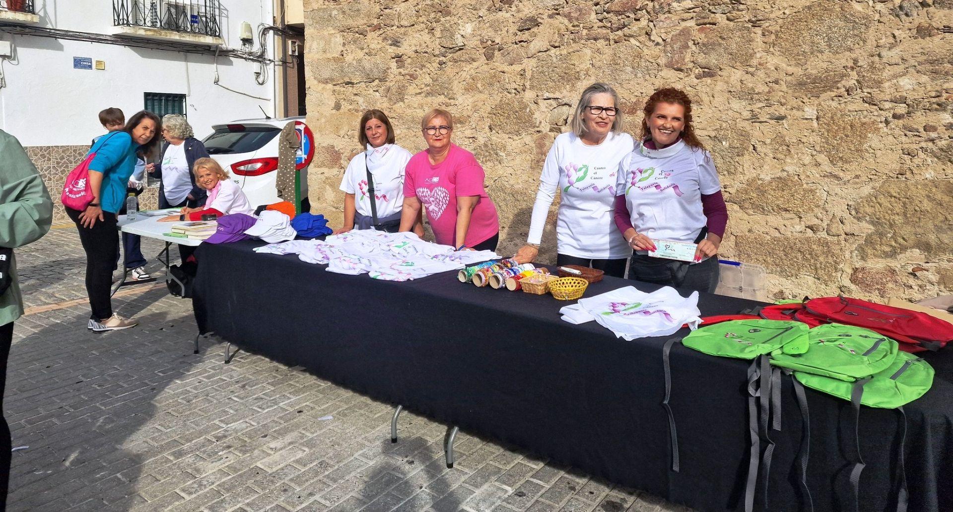 Talayuela se 'tiñe' de rosa