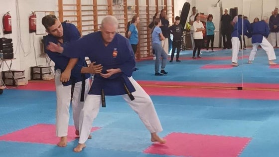 La Escuela de Karate imparte un taller de defensa personal