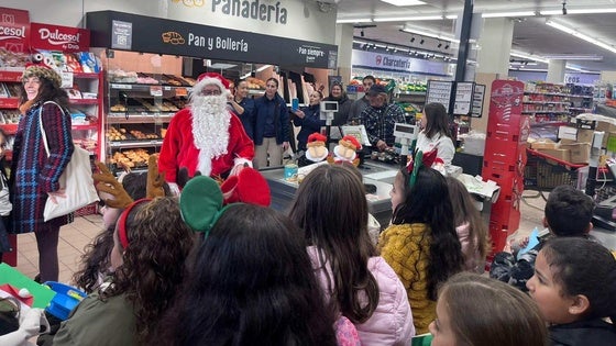 Los alumnos del Gonzalo Encabo felicitan las fiestas a entidades y negocios locales