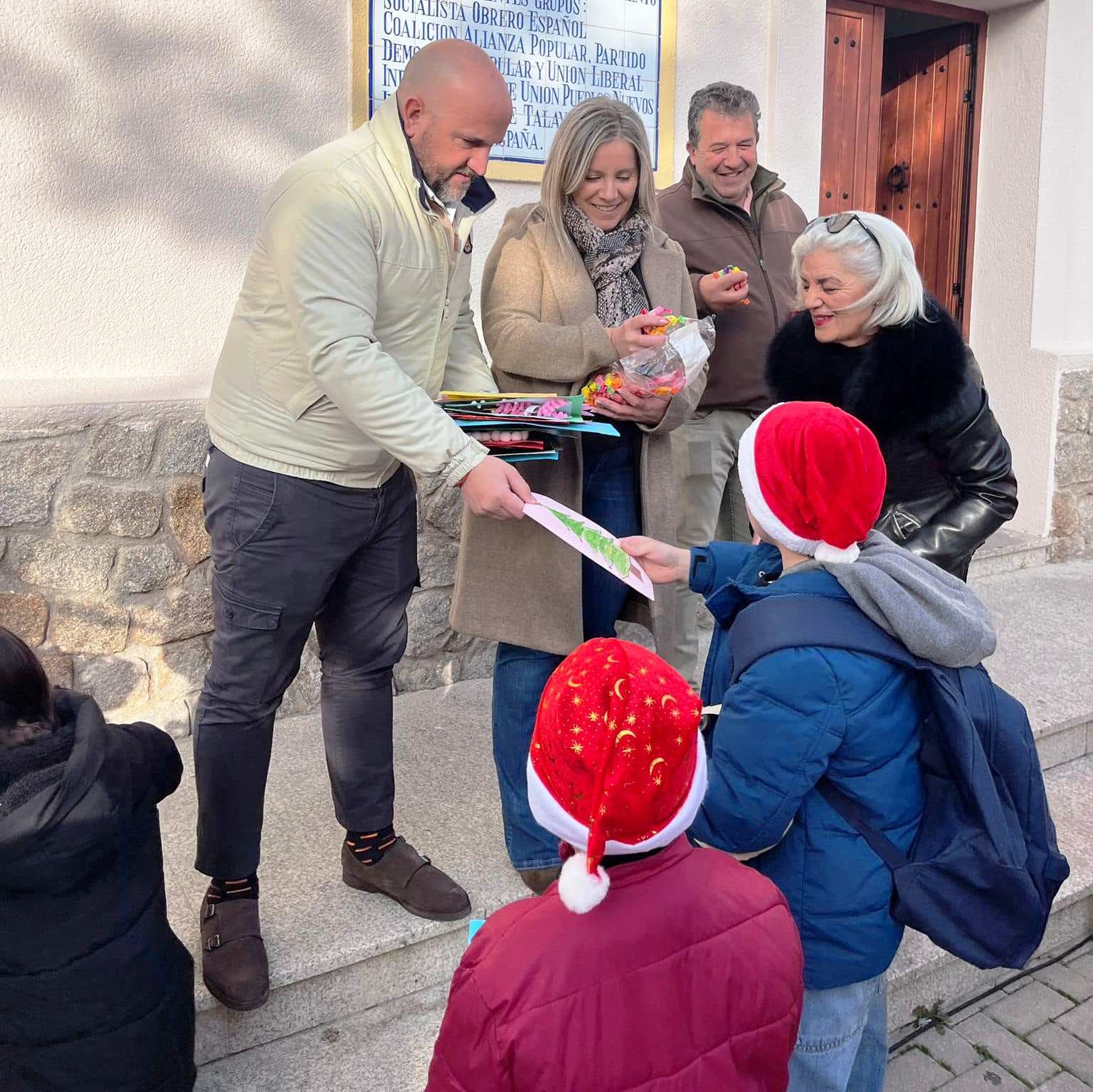 Los escolares fueron recibidos a las puertas del Ayuntamiento