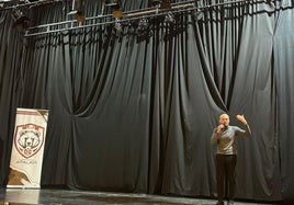 Andres París sobre el escenario de la casa de la cultura