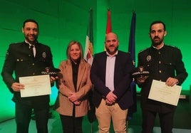 Representantes de los policías galardonados con miembros del Gobierno municipal