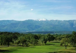 Vista del campo de golf con la sierra de Gredos al fondo