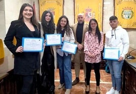 Roberto Baños y Guadalupe González entregaron las becas