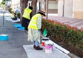 Trabajos de pintura en las calles de Talayuela