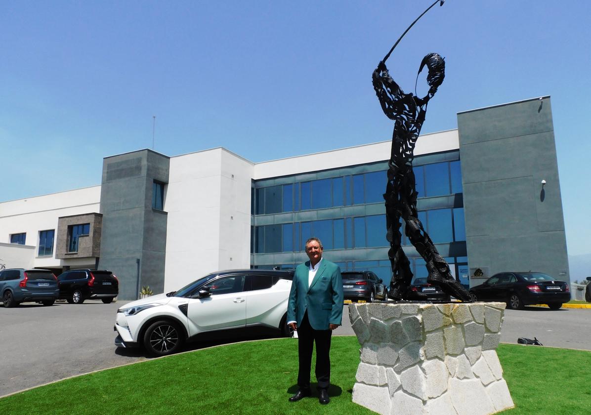 El autor junto a su obra, inaugurada a finales de mayo