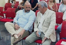 El alcalde talayuelano, Roberto Baños, y el presidente del Círculo Empresarial, Ramón Barbado