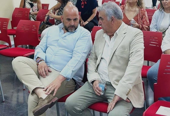 El alcalde talayuelano, Roberto Baños, y el presidente del Círculo Empresarial, Ramón Barbado