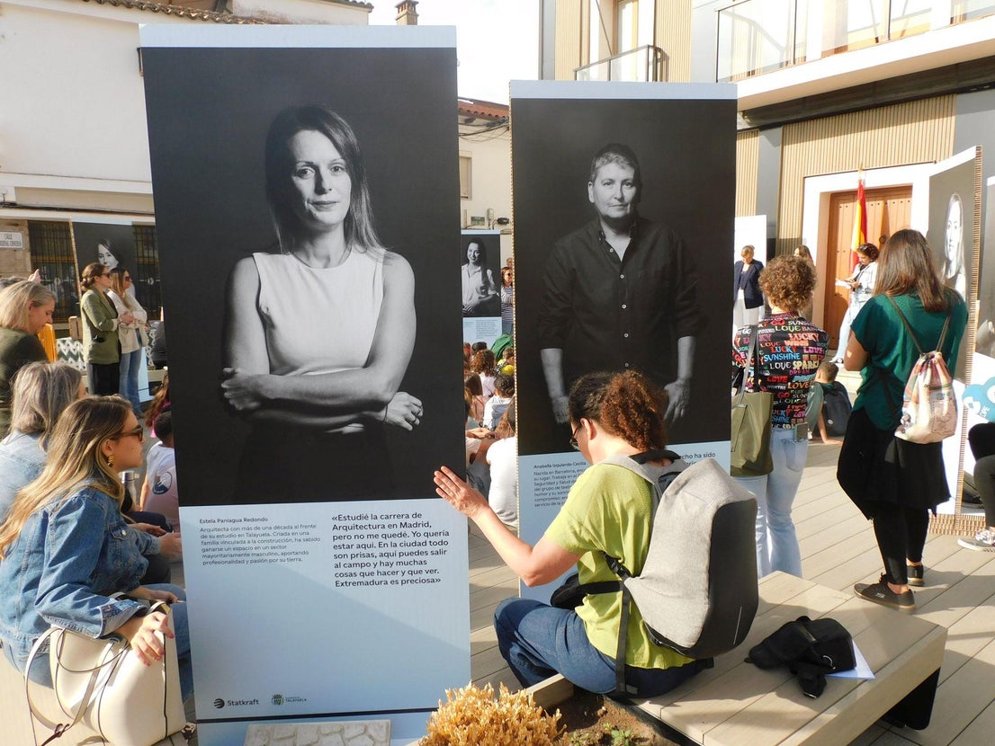 Ocho vecinas protagonizan la muestra 'Mujeres de Talayuela'