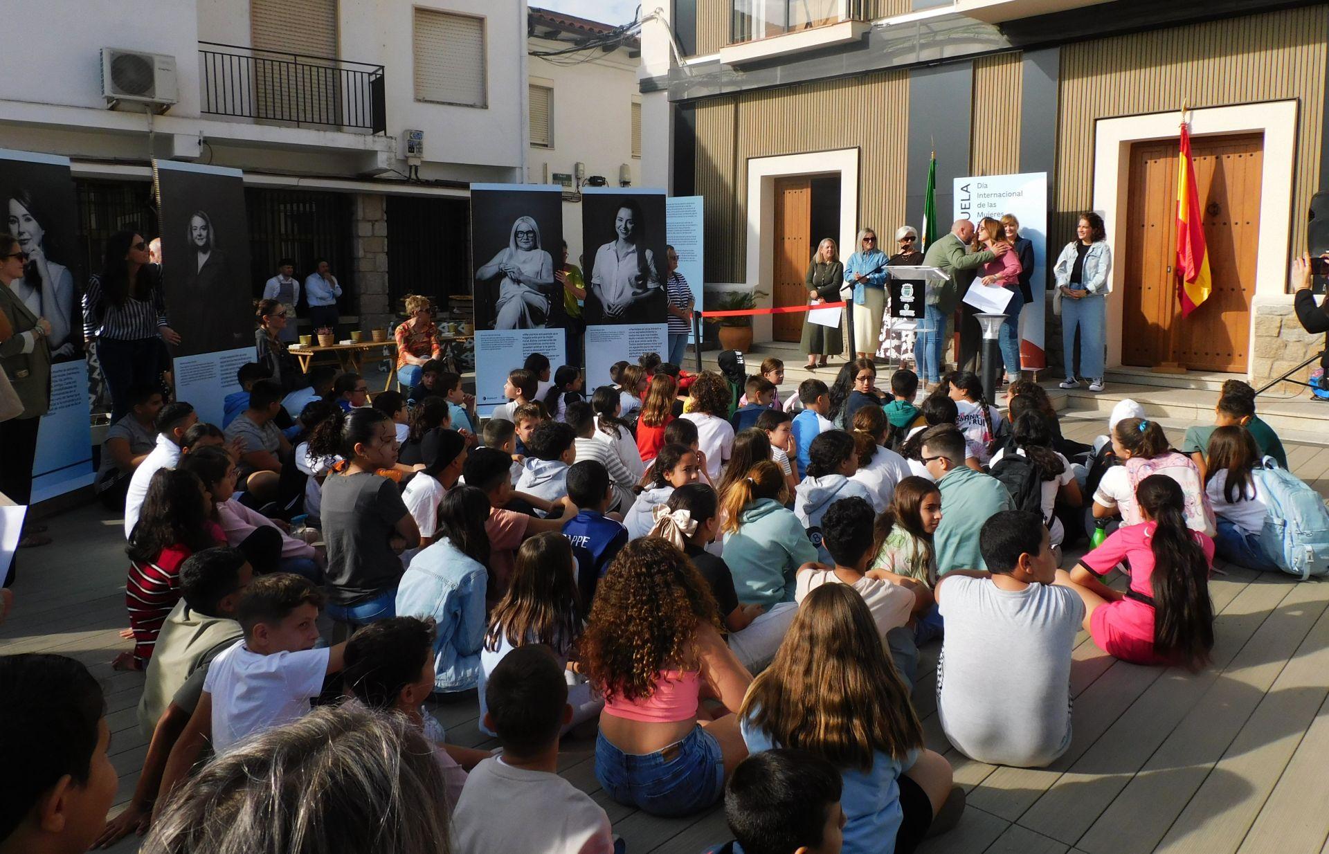 Ocho vecinas protagonizan la muestra 'Mujeres de Talayuela'