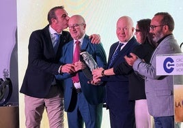 Alegría y emoción al recoger el premio de manos del presidente de la Diputación