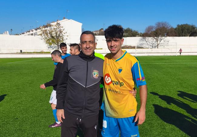 Besale con su hijo Hugo, que el domingo fue rival en el campo del Malpartida