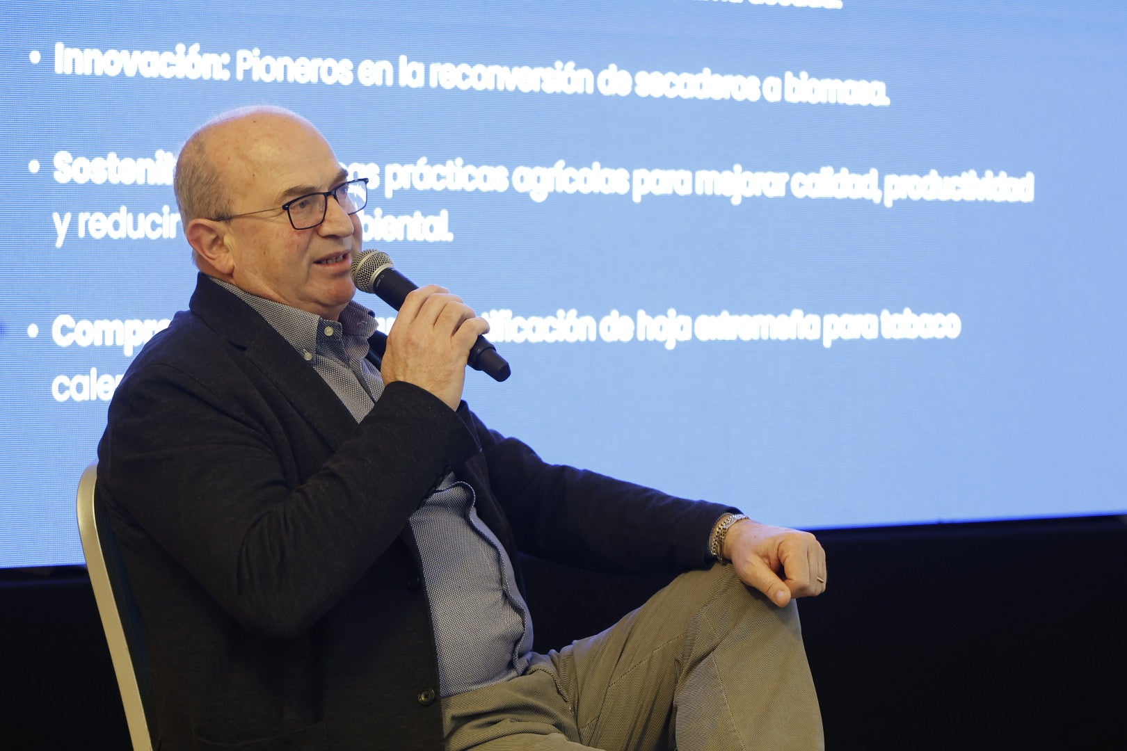 Cesare Trippella durante su intervención