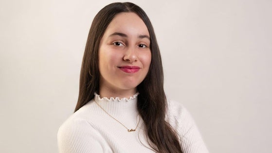 Esther Ramos, de solo 20 años, publica su primera novela, 'Para siempre, tú'