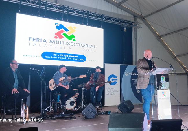 El alcalde durante la inauguración de la feria