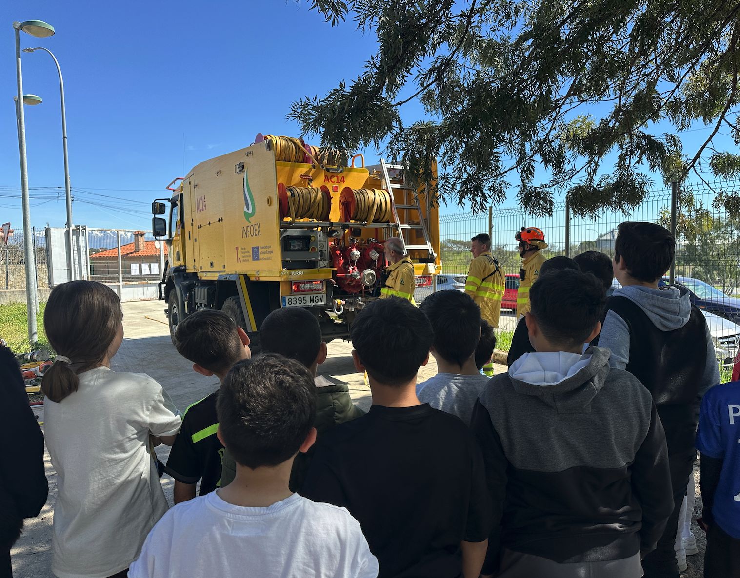 El camión de bomberos se ubicó en la entrada de Educación Infantil