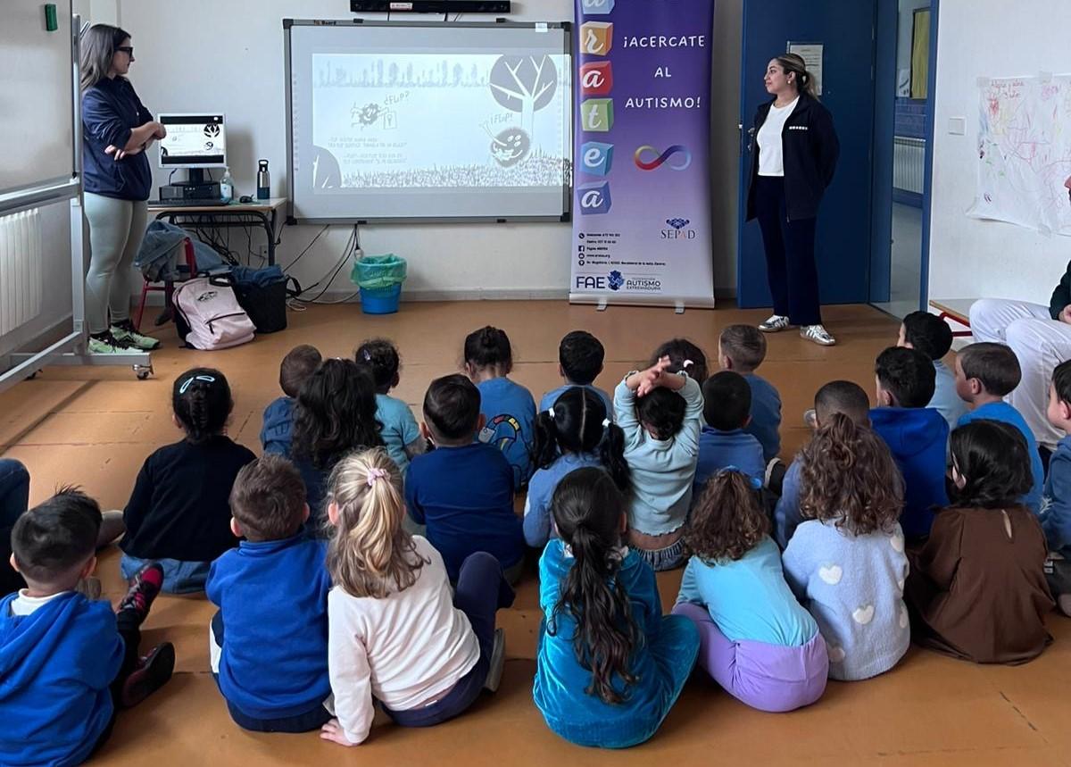 Marea azul en el colegio Juan Güell