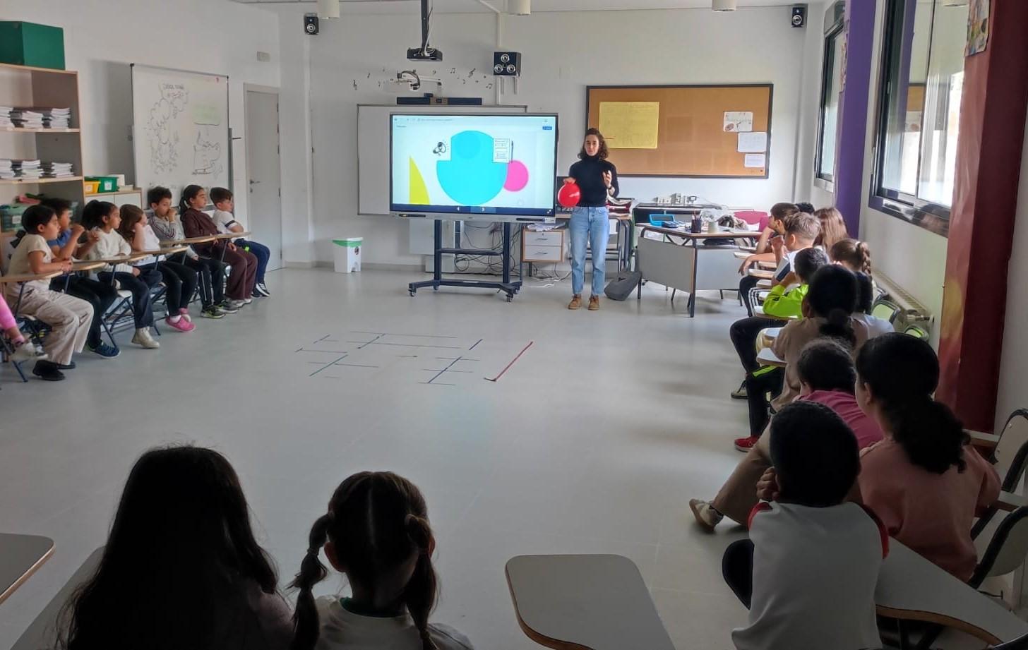 Marea azul en el colegio Juan Güell