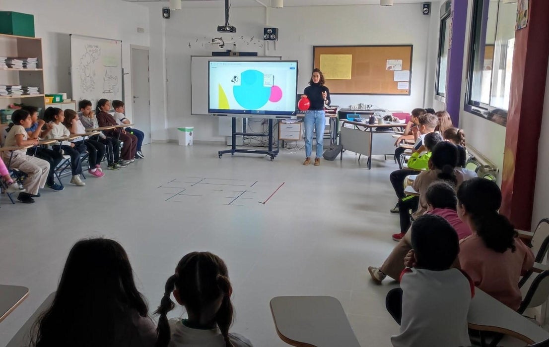 Marea azul en el colegio Juan Güell