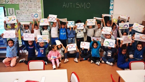Marea azul en el colegio Juan Güell