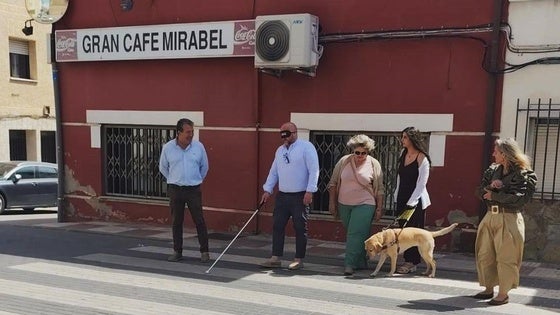 Vecinos y responsables municipales viven una experiencia inmersiva junto a Sara Mejías
