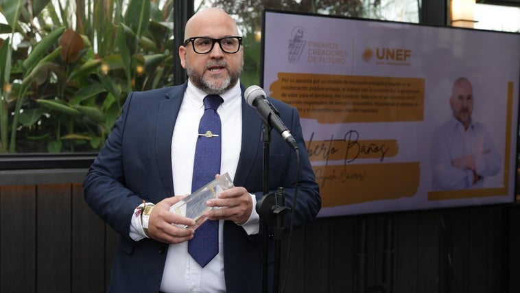 El alcalde, Roberto Baños, recibe uno de los terceros premios 'Creadores de Futuro'