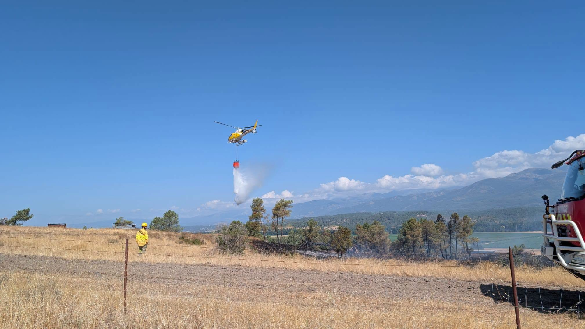 Labores de extinción del fuego en la zona de La Barquilla