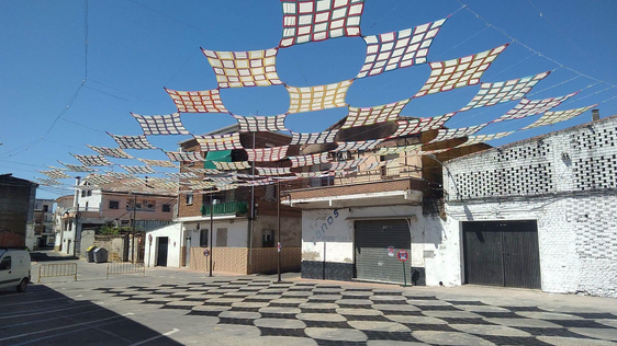 La Asociación de Mujeres Río Tiétar llena de toldos de colores la calle Mercadillo
