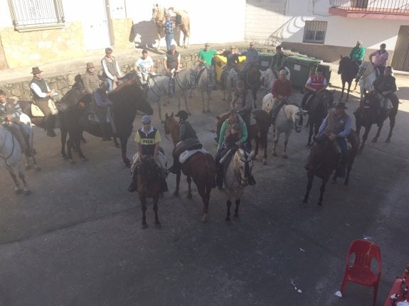 Varios de los jinetes durante la parada en Robledillo. :: horneroVarios de los jinetes durante la parada en Robledillo. 
