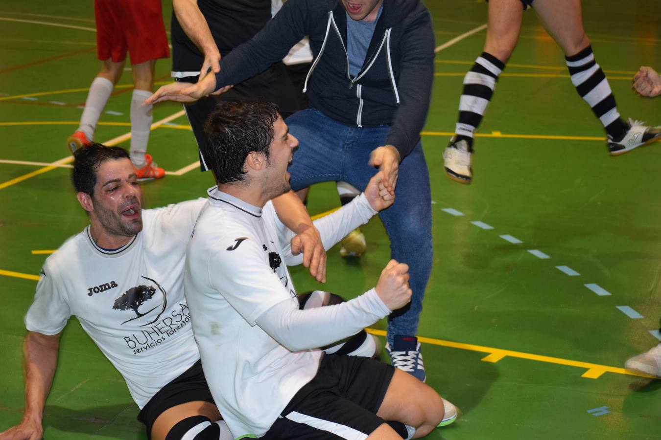 Con el pitido final se desató la locura en el Pabellón Municipal de Talayuela 