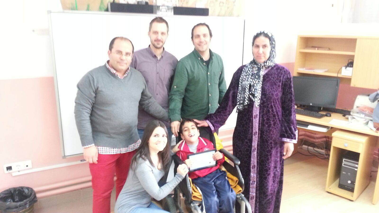ARATEA entrega una tablet-pc a un alumno del CEIP Gonzalo Encabo para facilitar y mejorar sus competencias lingüísticas
