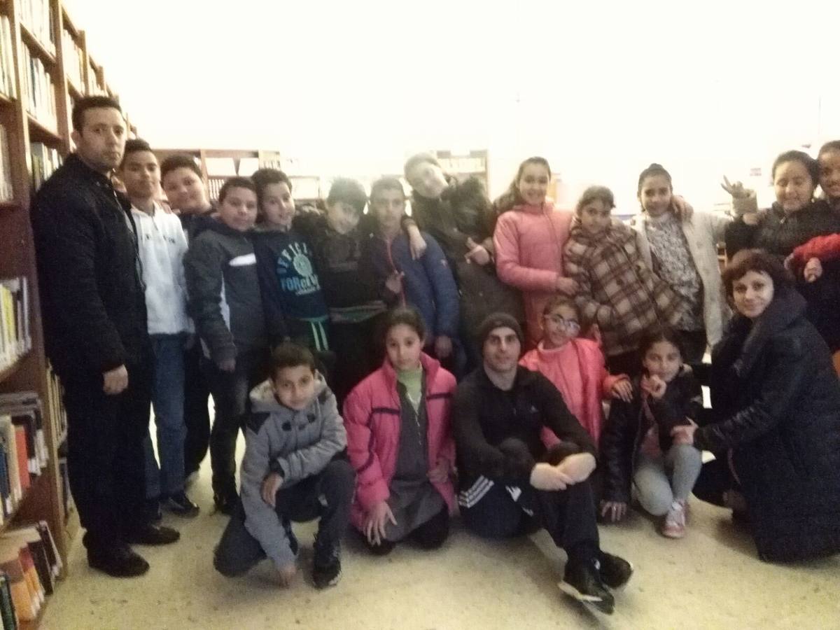 Alumnos en su visita a la Biblioteca Municipal 