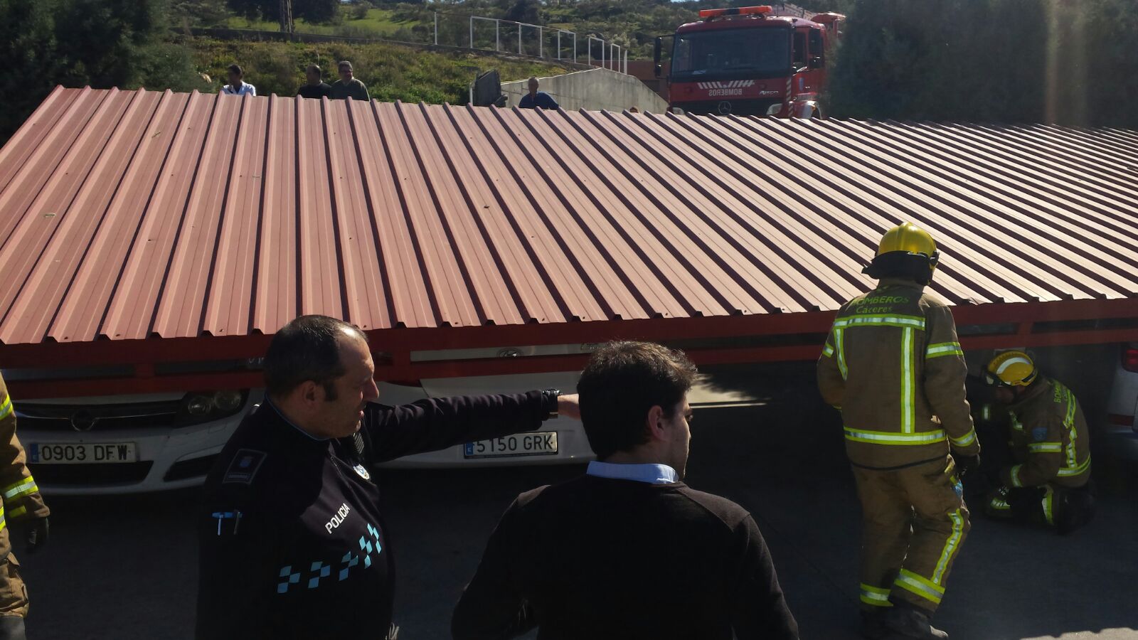 Cae parte de la marquesina de uno de los aparcamientos del Hospital Campo Arañuelo